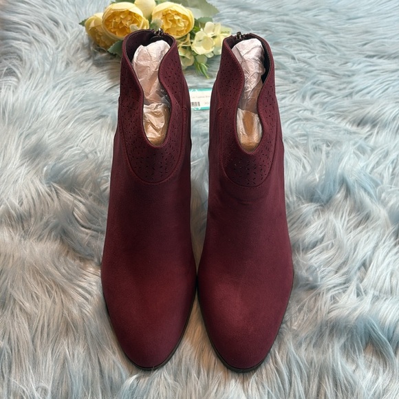 NWT Violet & Red Jackson Lazer Cut Topline Booties in Burgundy - Picture 2 of 11